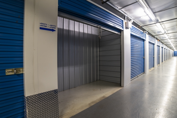 Facility photo: //images.sparefoot.com/medium/23621568892f86e9d12.jpg