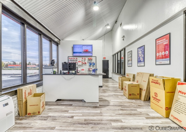 Facility photo: //images.sparefoot.com/medium/236216686f77fd900f5.jpg