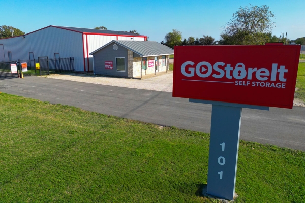 Facility photo: //images.sparefoot.com/medium/236262697424d429dcb.jpg