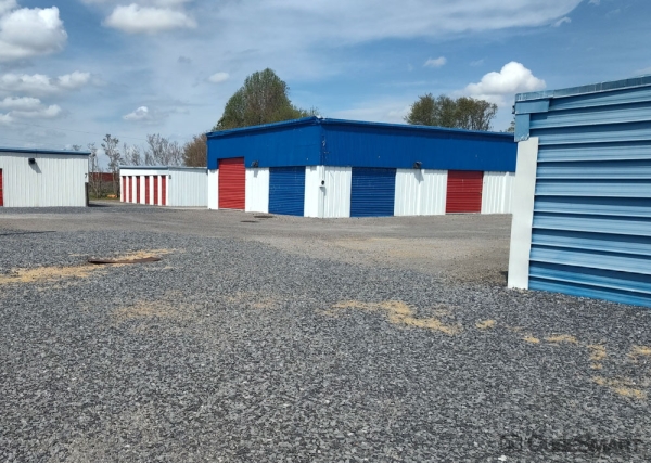 Facility photo: //images.sparefoot.com/medium/23626569f6e8b7e81a5.jpg