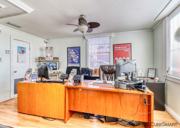 Facility photo: //images.sparefoot.com/medium/236271698adb9695dc3.jpg