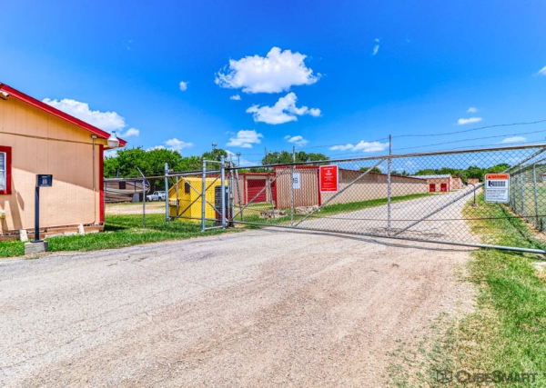 Facility photo: //images.sparefoot.com/medium/236340695f8e0044be3.jpg