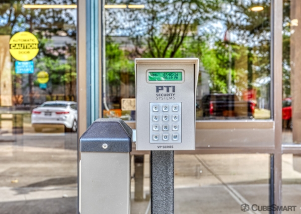 Facility photo: //images.sparefoot.com/medium/236388693a9de71a69e.jpg