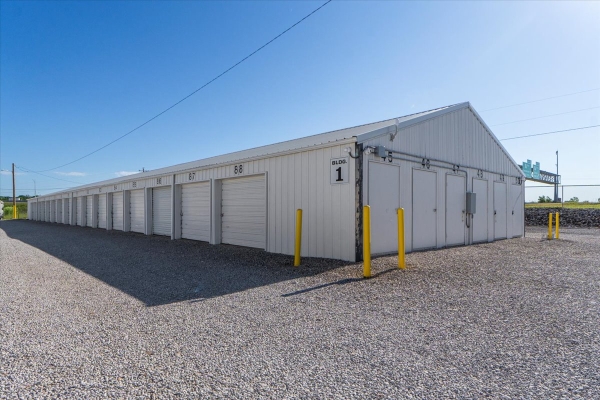 Facility photo: //images.sparefoot.com/medium/2364836877ee2e37aa6.jpg