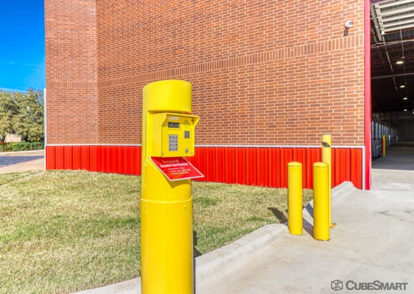 Facility photo: //images.sparefoot.com/medium/236643693bfeb8ac3bb.jpg