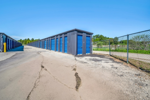 Facility photo: //images.sparefoot.com/medium/236644689f701885d4e.jpg