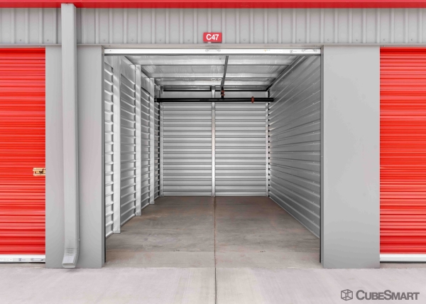 Facility photo: //images.sparefoot.com/medium/236657688c60a489135.jpg
