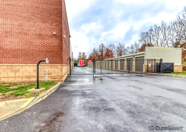 Facility photo: //images.sparefoot.com/medium/23665868834bb24ee27.jpg