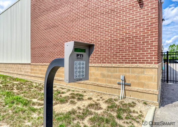 Facility photo: //images.sparefoot.com/medium/2366586943c76fc85f4.jpg