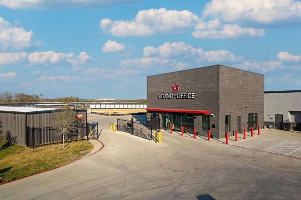 Facility photo: //images.sparefoot.com/medium/23681169135506989cb.jpg