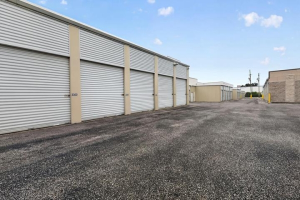Facility photo: //images.sparefoot.com/medium/2369846a4e5aca86628.jpg