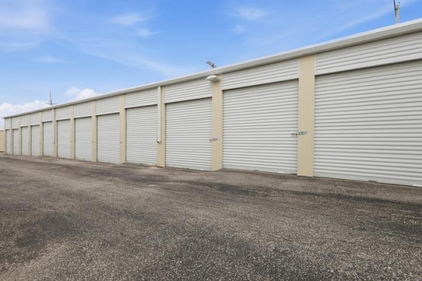 Facility photo: //images.sparefoot.com/medium/2369846a4e5acb4d171.jpg