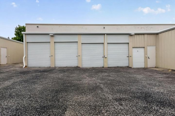 Facility photo: //images.sparefoot.com/medium/2369846a4e5acd1e372.jpg