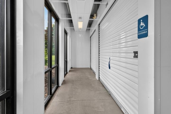 Facility photo: //images.sparefoot.com/medium/2369846a4e5aeb3f6c4.jpg