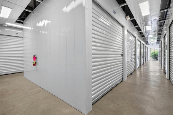 Facility photo: //images.sparefoot.com/medium/2369846a4e5aecce7f6.jpg