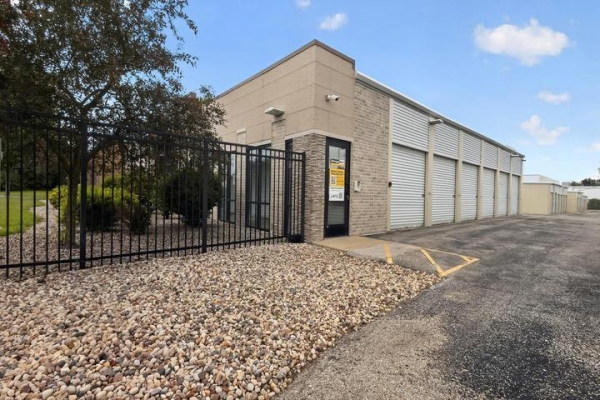 Facility photo: //images.sparefoot.com/medium/2369846a4e5aee71ecc.jpg