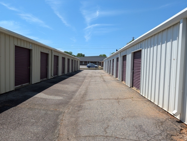 Facility photo: //images.sparefoot.com/medium/2370306a05c73f38822.jpg