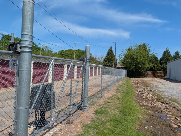 Facility photo: //images.sparefoot.com/medium/2370306a05c7bae3134.jpg