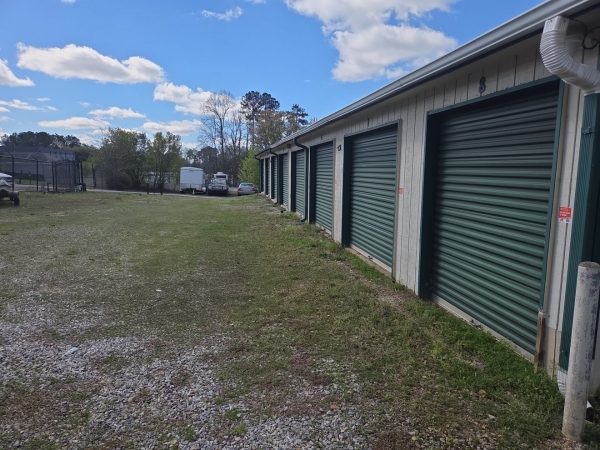 Facility photo: //images.sparefoot.com/medium/2370406a0b80edb67cd.jpg
