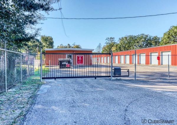 Facility photo: //images.sparefoot.com/medium/237045690303603bee1.jpg