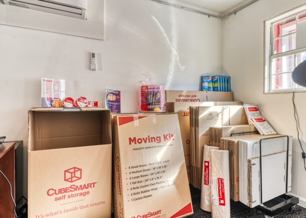 Facility photo: //images.sparefoot.com/medium/2370456971cf3ee94b9.jpg