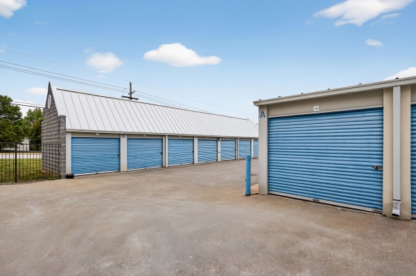 Facility photo: //images.sparefoot.com/medium/237059690bc4d57479f.jpg