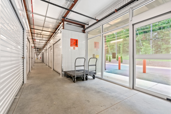 Facility photo: //images.sparefoot.com/medium/237244687e4e06b722f.jpeg