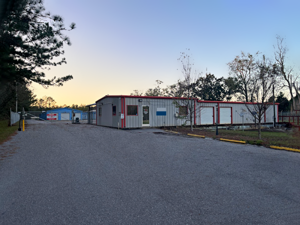 Facility photo: //images.sparefoot.com/medium/23728966a274c0b65f8.png