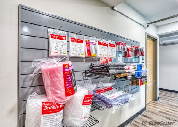Facility photo: //images.sparefoot.com/medium/237295686f810bbeb19.jpg