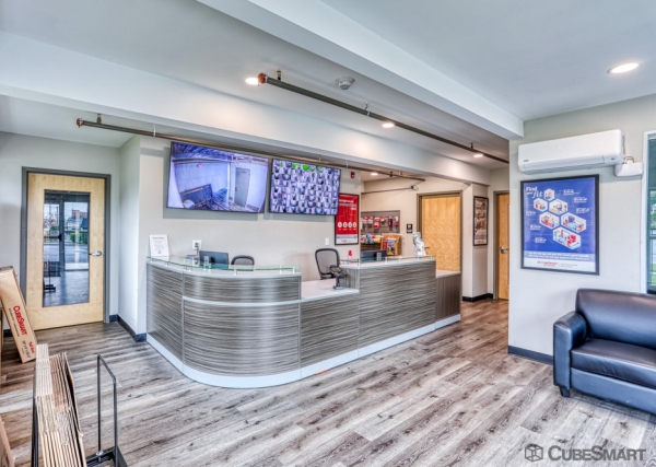 Facility photo: //images.sparefoot.com/medium/23729568809ca3c3960.jpg