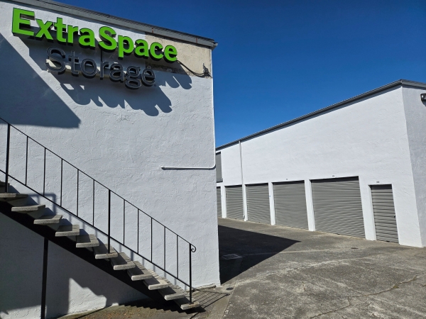 Facility photo: //images.sparefoot.com/medium/2373566994310eb539d.jpg