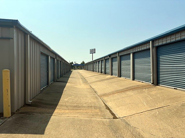 Facility photo: //images.sparefoot.com/medium/237371677d6c4bd71e7.png