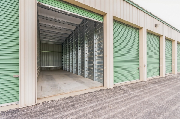 Facility photo: //images.sparefoot.com/medium/23740768962fd7b5472.jpg