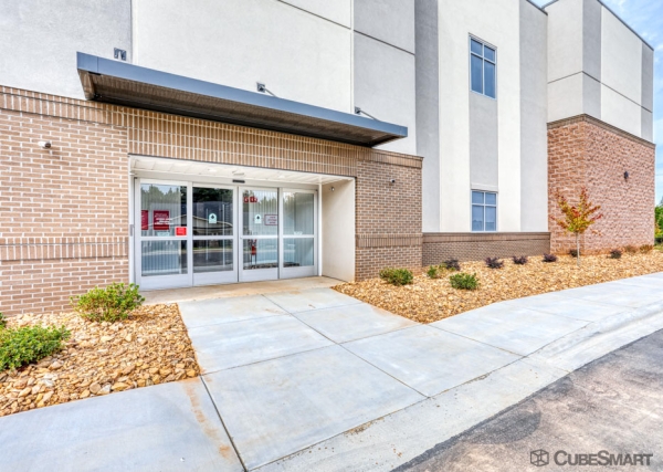 Facility photo: //images.sparefoot.com/medium/23741969f700078b880.jpg