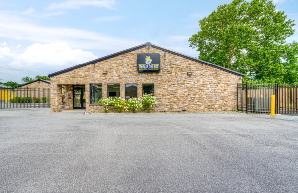 Facility photo: //images.sparefoot.com/medium/237432687eb9c1a5a43.jpg