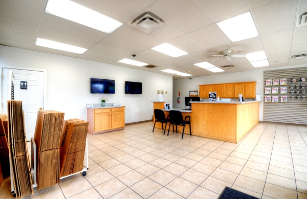 Facility photo: //images.sparefoot.com/medium/237432687eb9dd73531.jpg