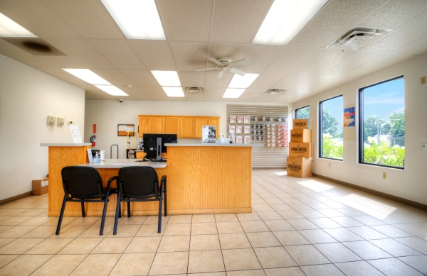 Facility photo: //images.sparefoot.com/medium/237432687eb9de8b08d.jpg