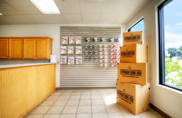 Facility photo: //images.sparefoot.com/medium/237432687eb9df96d21.jpg