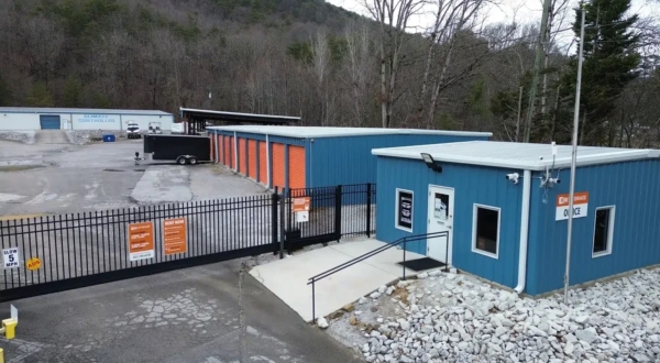 Facility photo: //images.sparefoot.com/medium/23743868de97decf6b8.jpg
