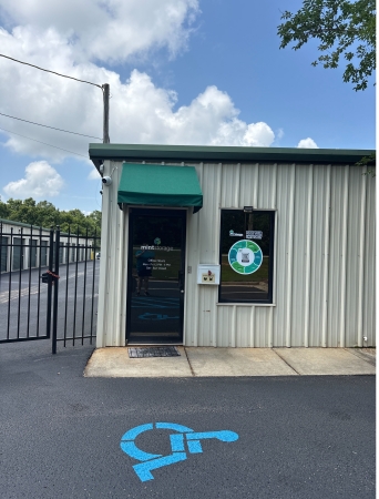 Facility photo: //images.sparefoot.com/medium/237531690b6073510a0.jpg