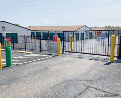 Facility photo: //images.sparefoot.com/medium/237614688b2e7d353e5.jpg