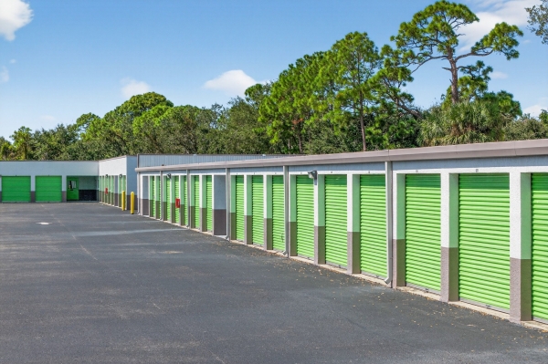 Facility photo: //images.sparefoot.com/medium/23761668f77eeee7a81.jpg