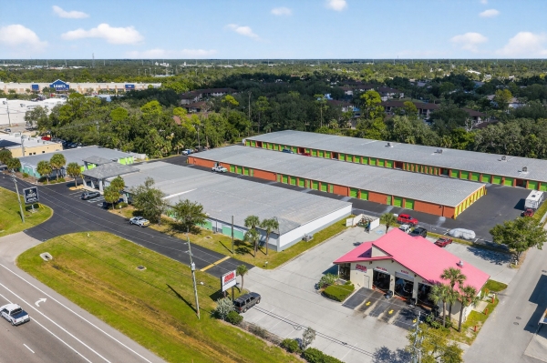 Facility photo: //images.sparefoot.com/medium/23762068f780b1a4d4a.jpg