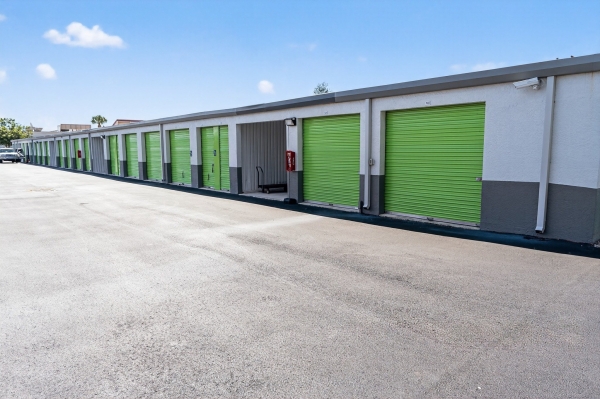 Facility photo: //images.sparefoot.com/medium/23762068f780f68e970.jpg