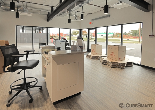 Facility photo: //images.sparefoot.com/medium/237644693a91062790c.jpg