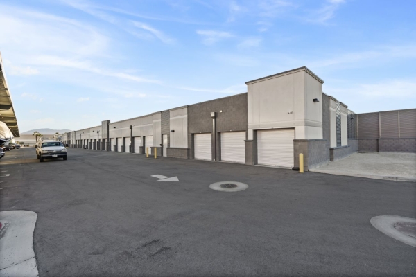 Facility photo: //images.sparefoot.com/medium/2376476994315bb0c2f.jpg