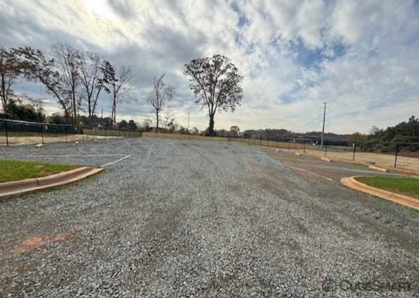 Facility photo: //images.sparefoot.com/medium/237746689064039fda3.jpg