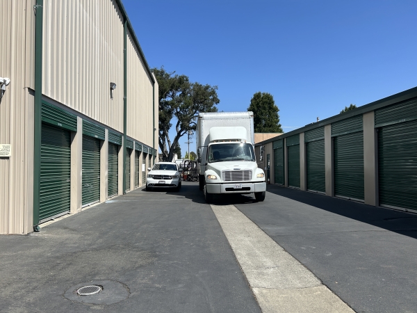 Facility photo: //images.sparefoot.com/medium/23775666d8b33854191.jpeg