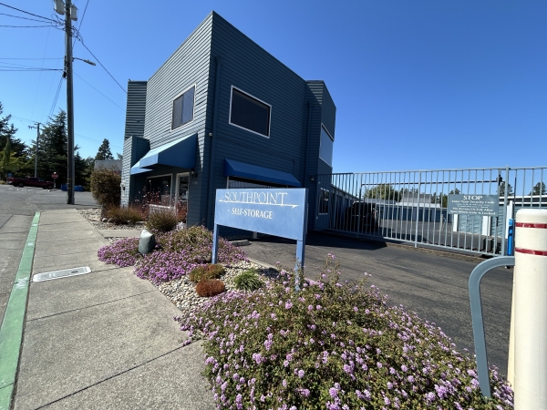 Facility photo: //images.sparefoot.com/medium/23775766d8cc78242f7.jpg