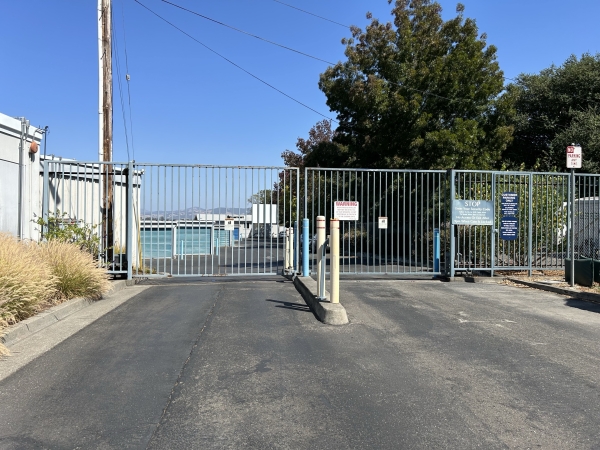 Facility photo: //images.sparefoot.com/medium/23775766d8cc7e2619c.jpg